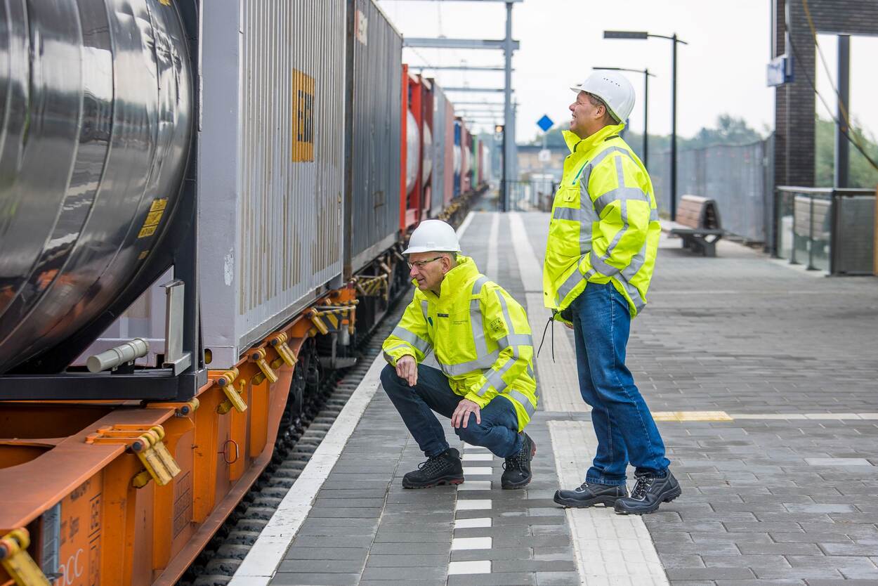 Twee inspecteurs controleren de lading van een trein.