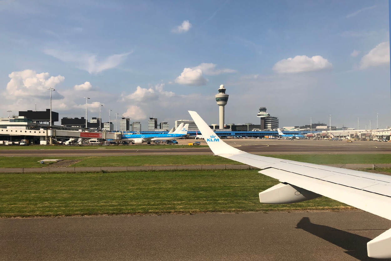 Zicht vanuit een vliegtuig op Schiphol.