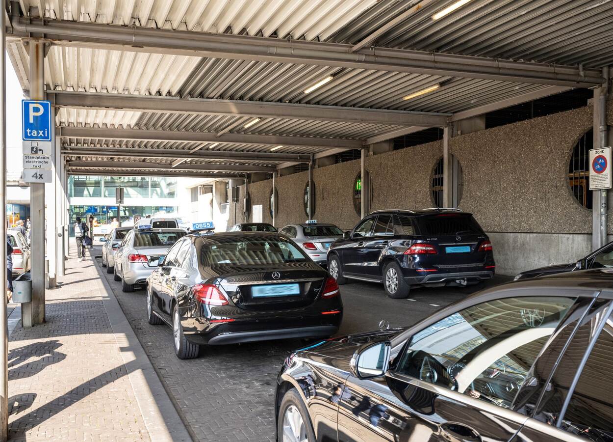 Wachtende taxi's op een taxistandplaats.