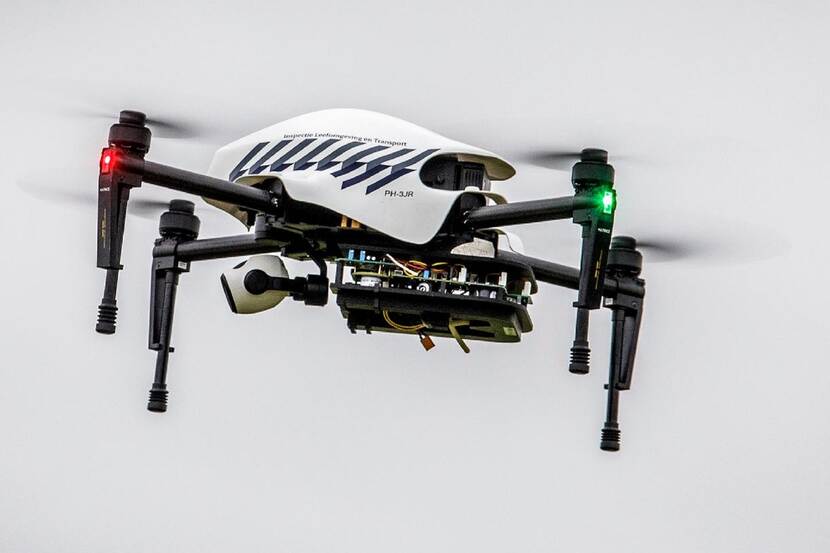 Drone van de ILT, goed herkenbaar vanwege de kenmerkende inspectie-strepen.