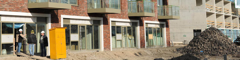 Op een bouwterrein worden appartementencomplexen gebouwd.