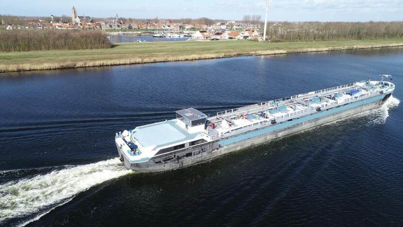 Lege binnenvaarttanker op rivier