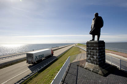 Standbeeld van Cornelis Lely op de Afsluitdijk.