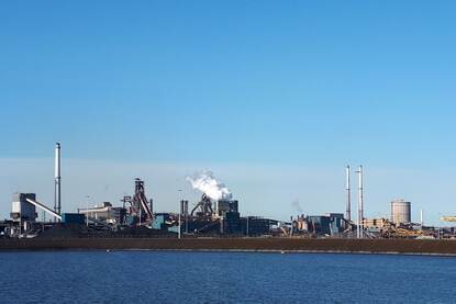Foto gemaakt op de kade van IJmuiden, van de fabrieksterreinen van Tata Steel aan de noordkant van Noordzeekanaal.