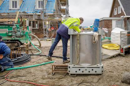 Een bodeminspecteur voert een controle uit op een nieuwbouwterrein.