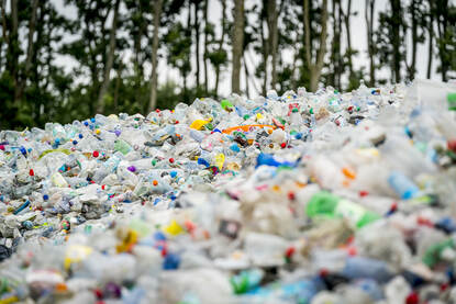 Een afvalberg plastic flesjes.