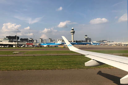Zicht vanuit een vliegtuig op Schiphol.