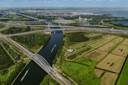 De brug infrastructuur begint met 2 parallelle spoorbruggen ontworpen door K. van der Gaast. De verstijfde staafboogbrug is 250,8 meter lang, heeft vier sporen en is onderdeel van de spoorlijn Amsterdam-Zutphen en de spoorlijn Weesp-Leiden. De Betlembrug of Tweede Muiderbrug, is een kokerbrug en onderdeel van de A9 in het knooppunt Diemen en het tracébesluit Schiphol-Amsterdam-Almere. Sinds 2016/2017 geopend. De Muiderbrug is een gecombineerde betonnen liggerbrug en tuibrug in de A1 en in 1972 geopend en bedoelt voor autoverkeer. Direct daarnaast ligt de liggerbrug Fietsbrug Muiden die het fietsverkeer tussen Diemen en Muiden faciliteert. De Uyllanderbrug is ontworpen door Wim Quist en bestaat uit staal met een kunstof brugdek. Het is een vaste boogbrug over het kanaal en de Overdiemerweg en onderdeel van de Oostelijke Ontsluiting IJburg. Rijkswaterstaat is de beheerder van de verkeersbruggen. Foto John Gundlach.