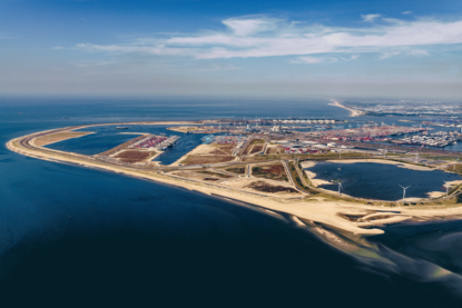 Luchtfoto van Maasvlakte 2. Dit is een nieuw havengebied en bestaat uit 1000 hectare direct aan diep water gelegen kavels die beschikbaar zijn voor containertransport en de chemische industrie. Foto John Gundlach