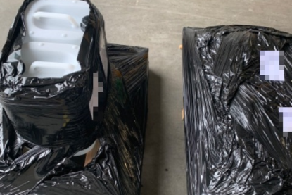 Plastic tankjes voor chemische vloeistoffen.