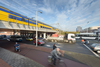 Over een viaduct rijdt een trein. Onder het viaduct loopt een drukke weg. Hier rijden onder andere fietsers, vrachtwagens en auto's.