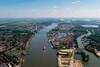 Luchtfoto van een rivier met een stad