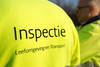 Twee inspecteurs van de Inspectie Leefomgeving en Transport staan naast elkaar. Beiden dragen fluorescerende gele kleding.